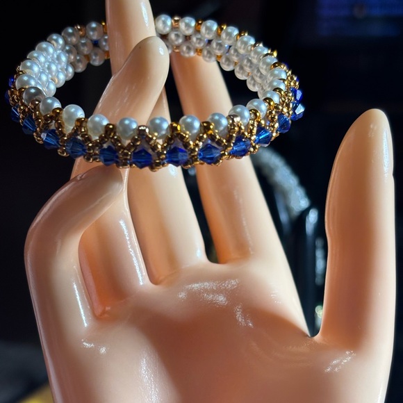 Hand Crafted Pearl and Blue Beaded Bangle Bracelet size medium - Picture 5 of 10